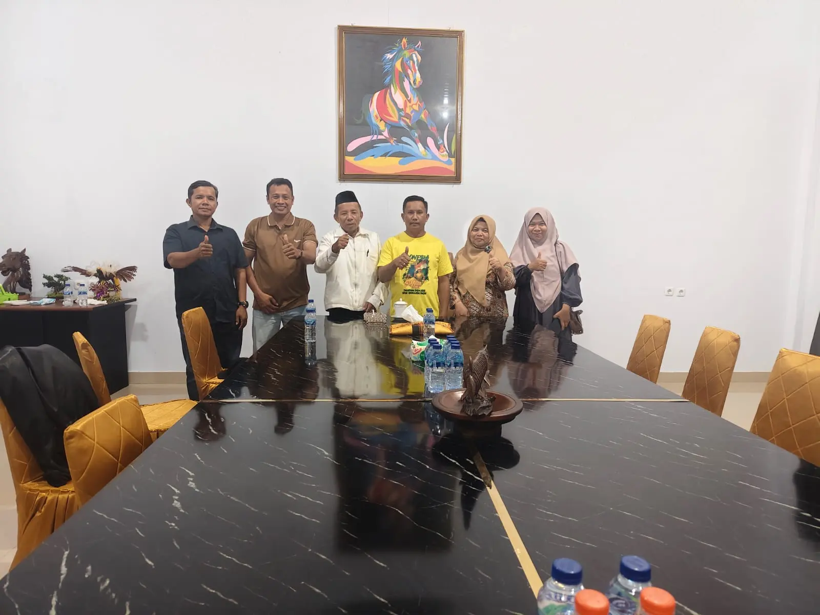Tim ITBKM Muna Barat berfoto bersama Bupati Muna Barat, La Ode Darwin, setelah pertemuan persiapan KKN ADI ke-160.