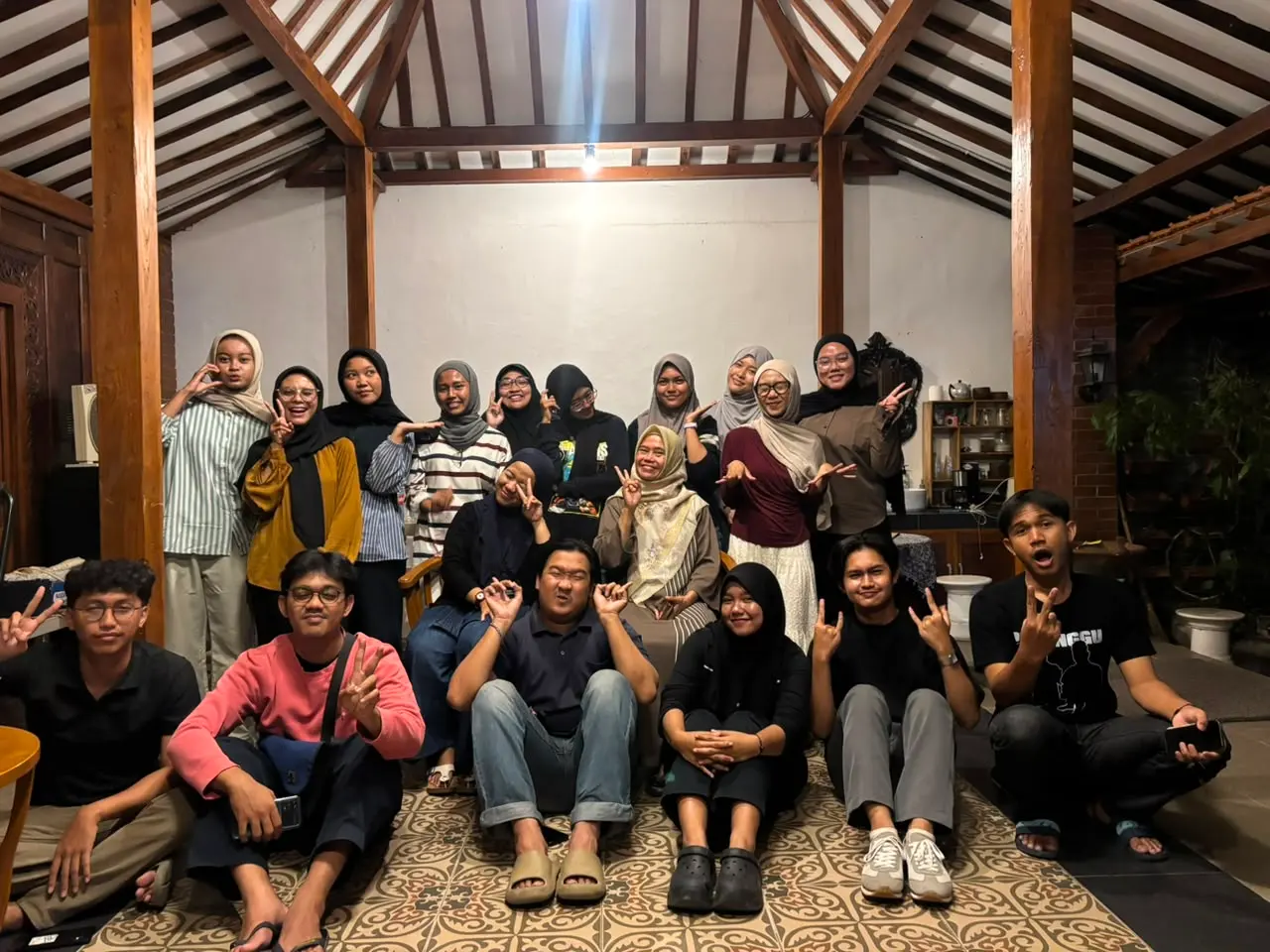 Mahasiswa Universitas Ahmad Dahlan Yogyakarta berfoto bersama dalam rangka persiapan keberangkatan untuk mengikuti KKN ADI.
