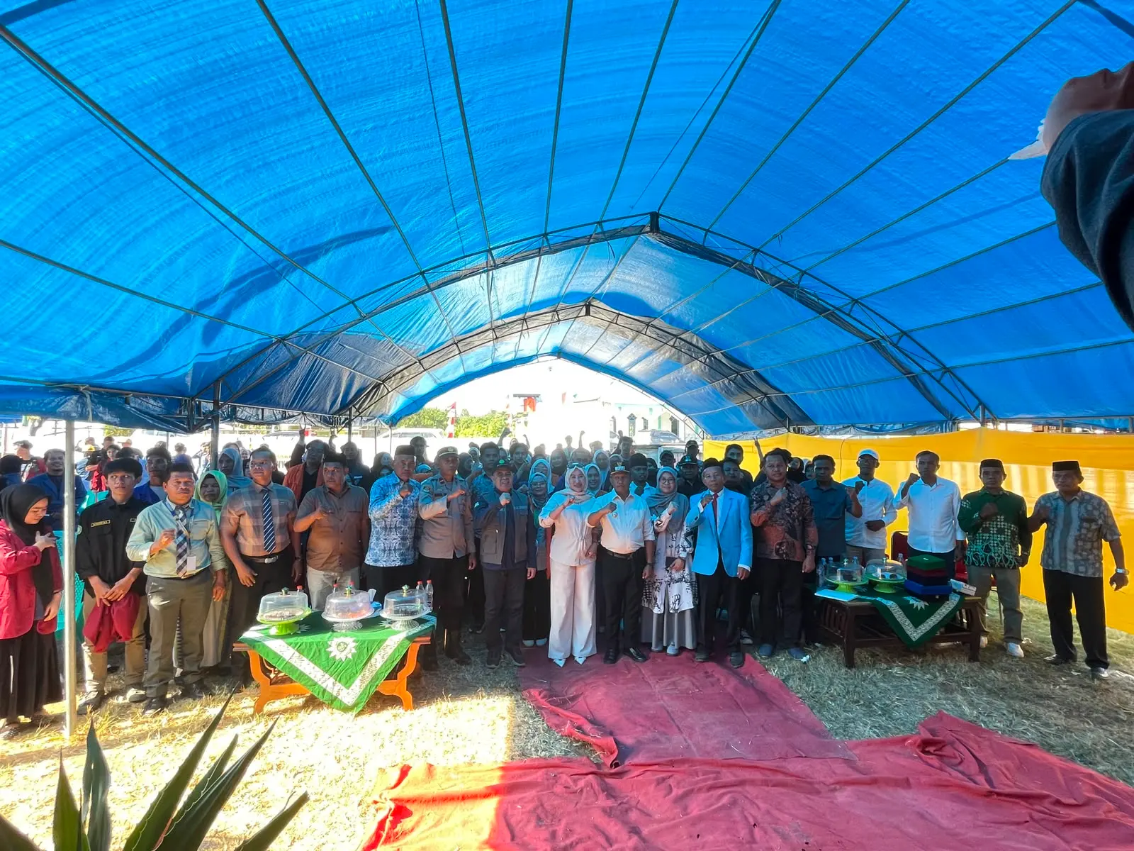 Bupati Muna Barat La Ode Darwin bersama jajaran pemerintah daerah, ITBKM Muna Barat, dan mahasiswa berfoto bersama dalam acara penerimaan KKN ADI ke-160.