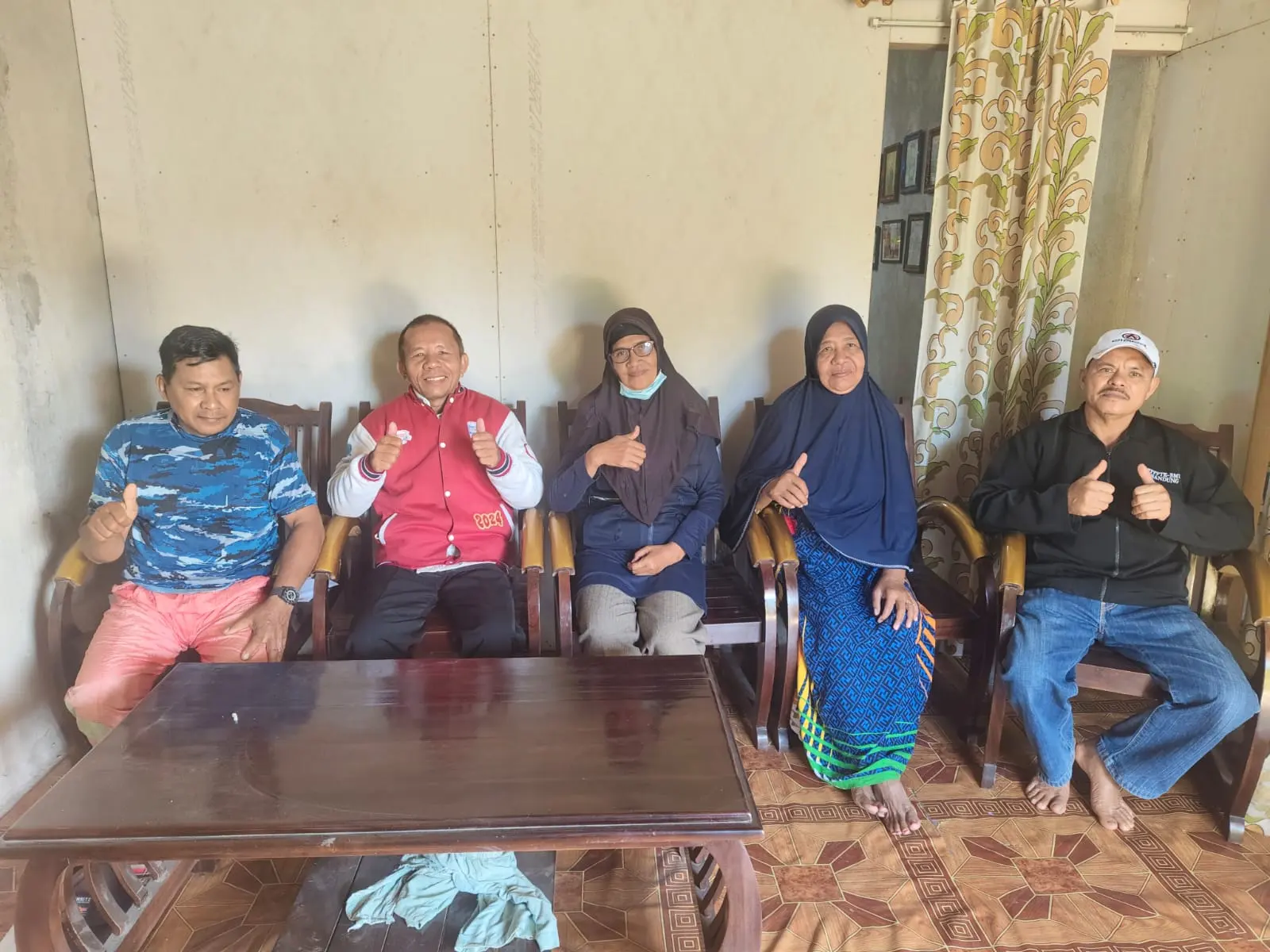 Tim ITBKM Muna Barat bersama masyarakat saat meninjau kesiapan Posko Wamelai sebagai tempat tinggal mahasiswa peserta KKN.