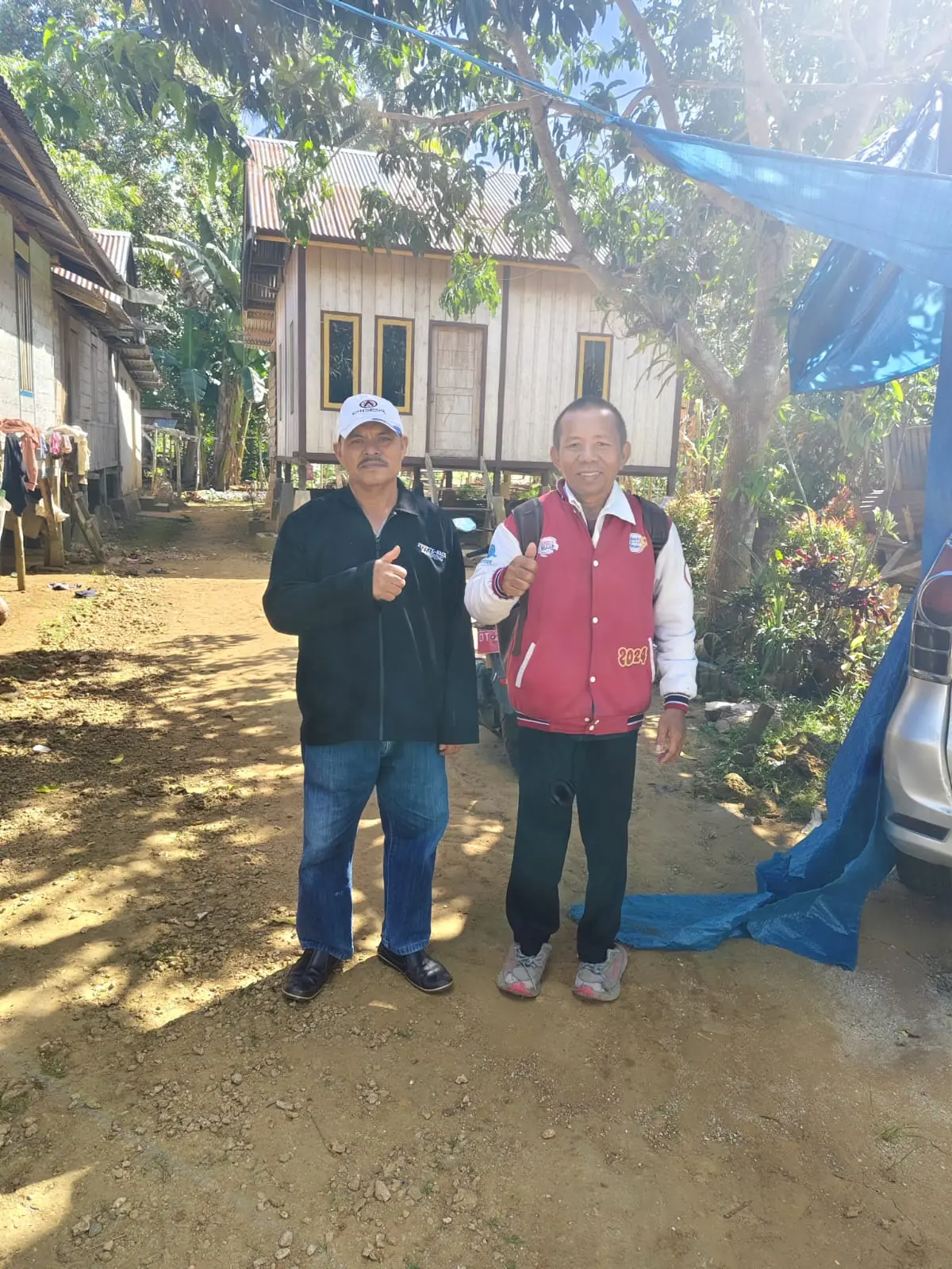 Tim ITBKM Muna Barat bersama masyarakat saat meninjau kesiapan Posko Waulai sebagai tempat tinggal mahasiswa peserta KKN.