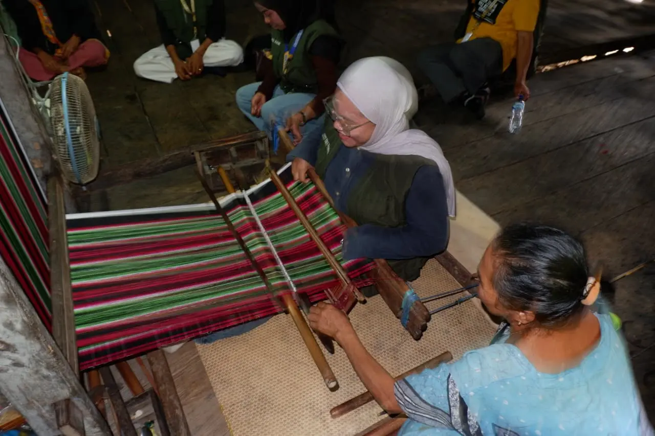 Mahasiswa KKN ADI Posko Desa Lapolea turut mengikuti proses penenunan sarung tenun Muna.