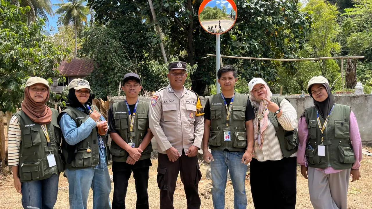 Mahasiswa KKN ADI Kelurahan Wamelai memasang cermin jalan di Jalan Wantoramata