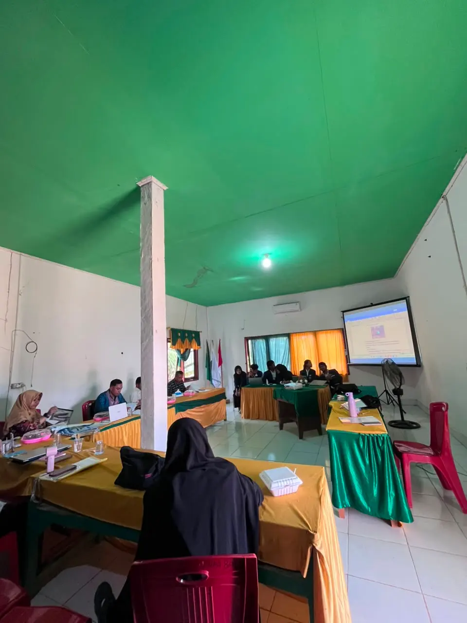 Mahasiswa Program Studi Teknik Sipil ITBKM Muna Barat mempresentasikan hasil Kerja Praktik di hadapan dosen penguji.