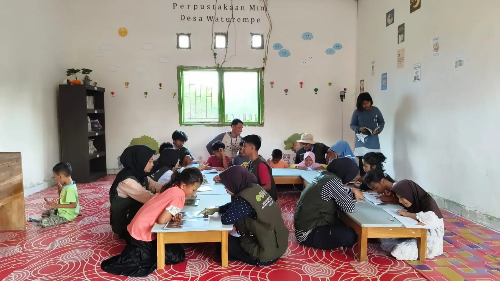 Mahasiswa KKN ADI bersama masyarakat dalam kegiatan Pojok Baca