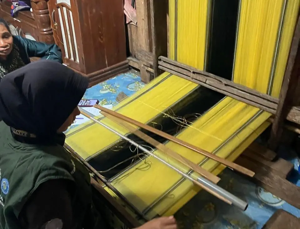 Mahasiswa KKN ADI Posko Desa Lahaji turut mengikuti proses penenunan sarung tenun Muna.