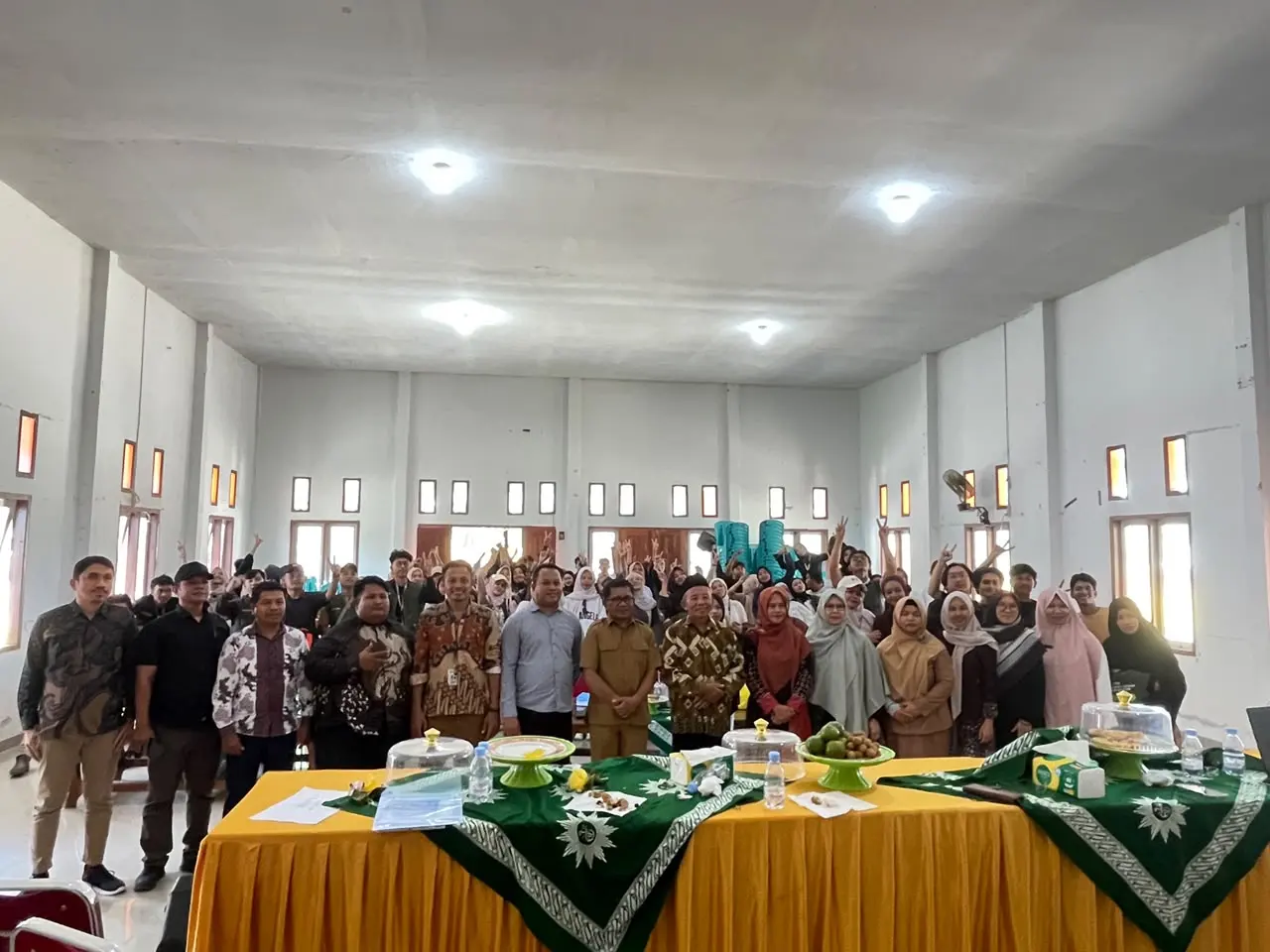 Foto bersama Pemerintah Kabupaten Muna Barat dan perwakilan lima perguruan tinggi Muhammadiyah