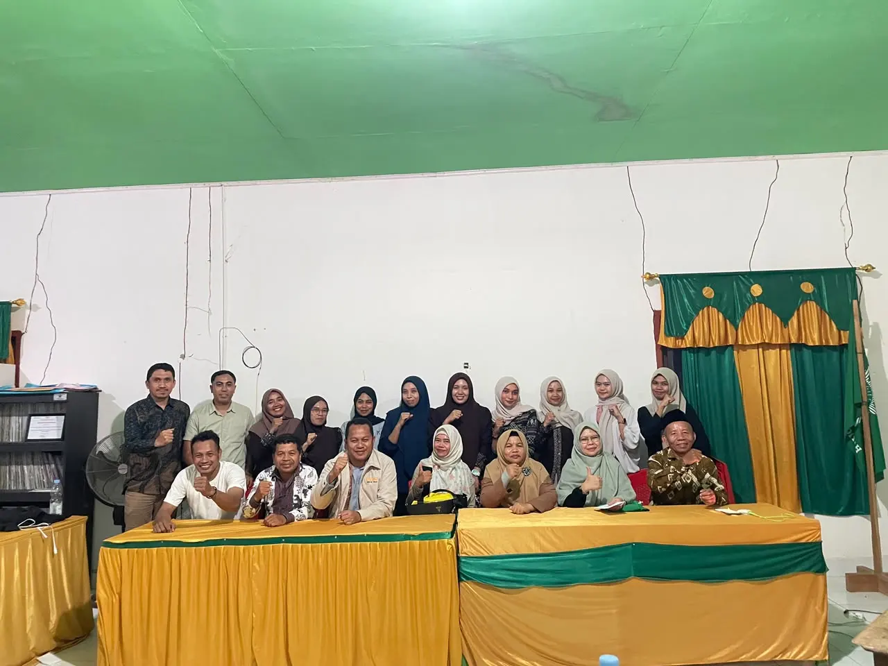 Foto bersama narasumber, dosen, dan staf ITBKM Muna Barat
