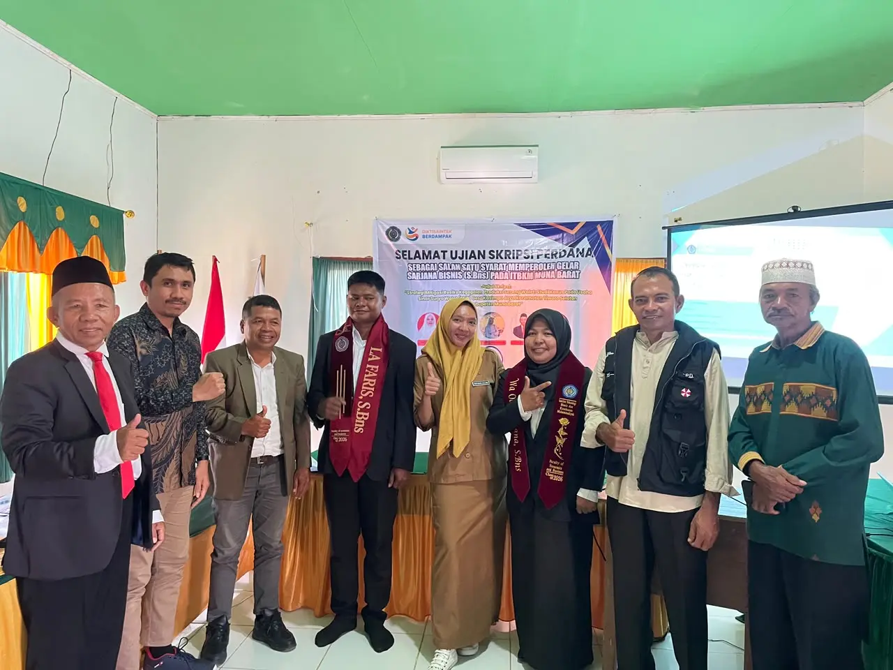 Mahasiswa bersama tim penguji berfoto bersama dalam pelaksanaan ujian skripsi perdana Program Studi Kewirausahaan ITBKM Muna Barat.