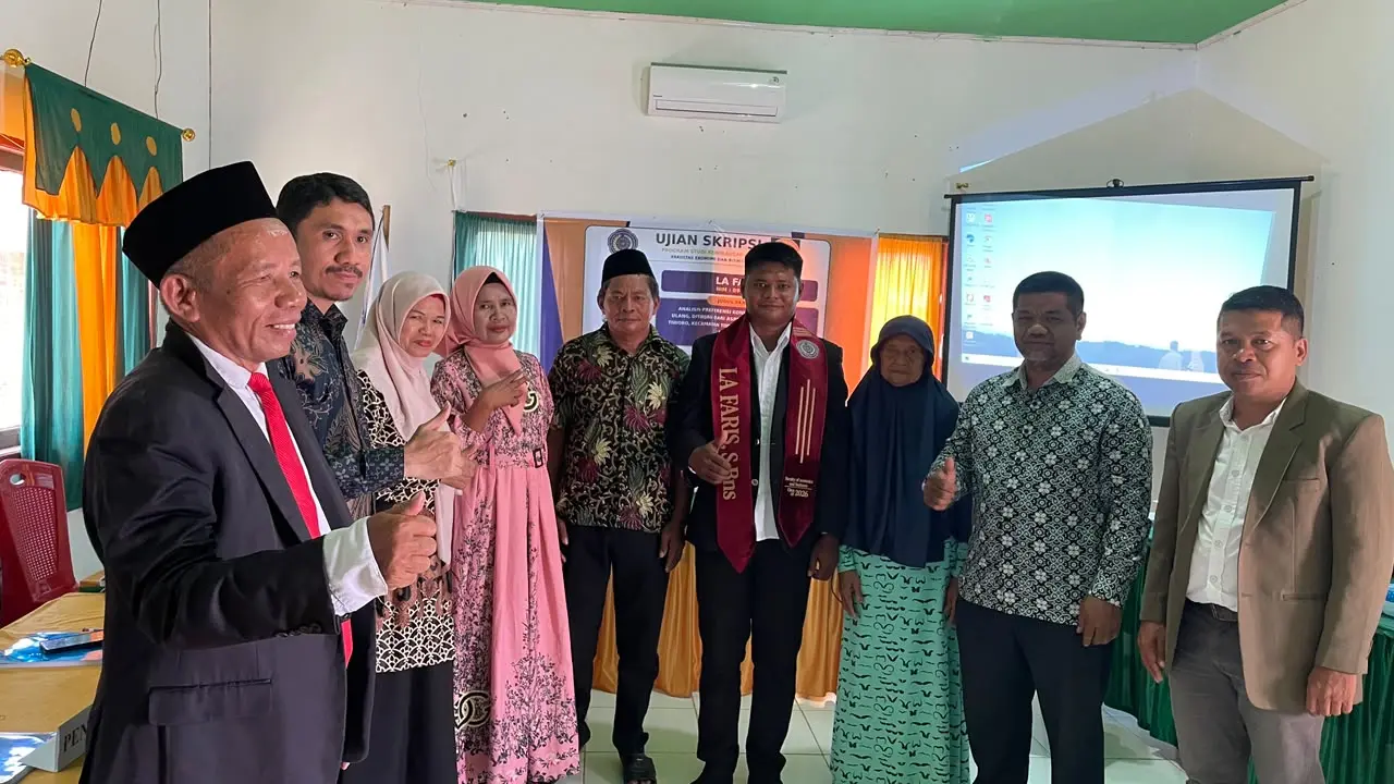 Mahasiswa bersama tim penguji berfoto bersama dalam pelaksanaan ujian skripsi perdana Program Studi Kewirausahaan ITBKM Muna Barat.