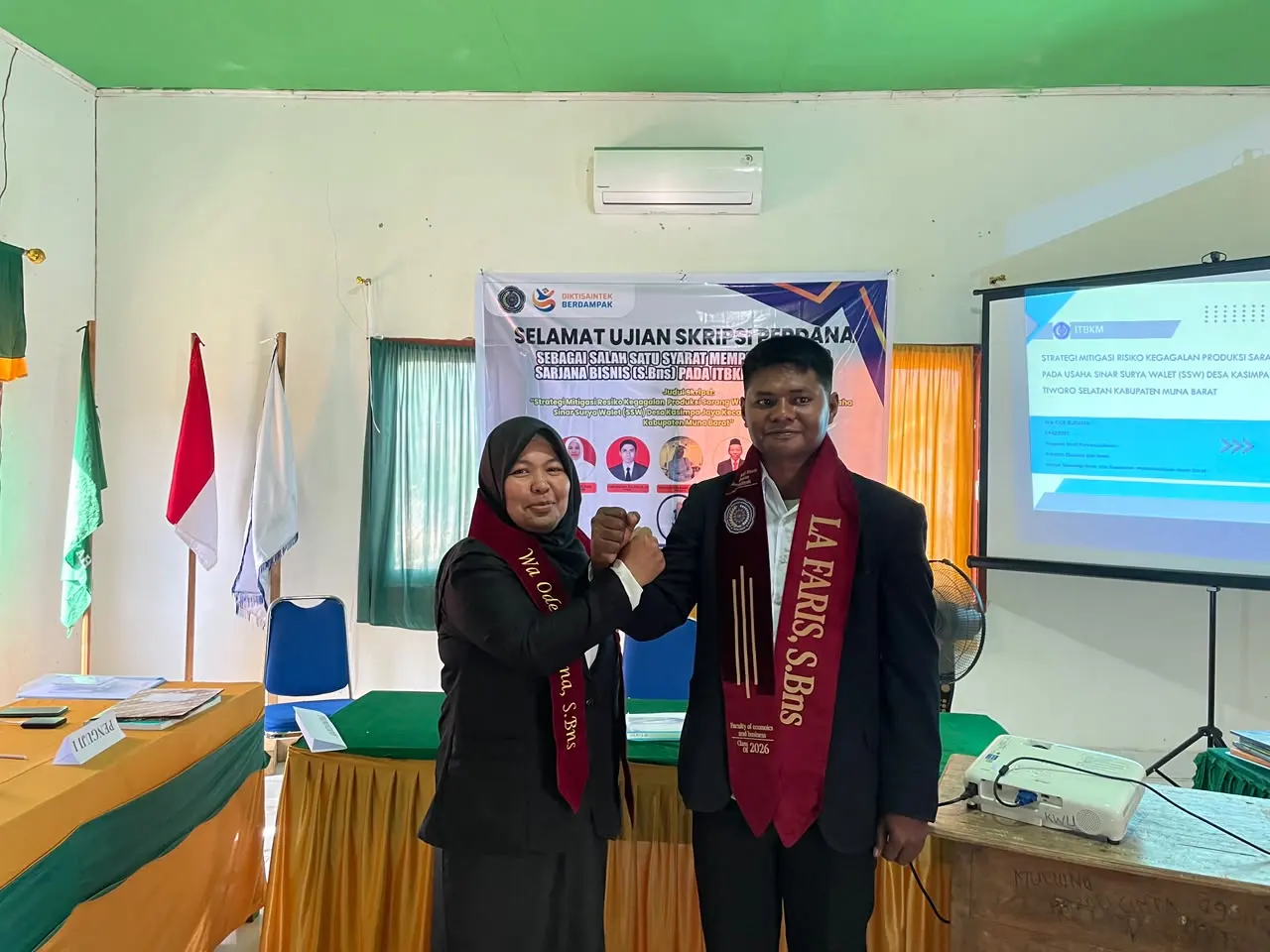 Mahasiswa Program Studi Kewirausahaan ITBKM Muna Barat mengikuti ujian skripsi perdana