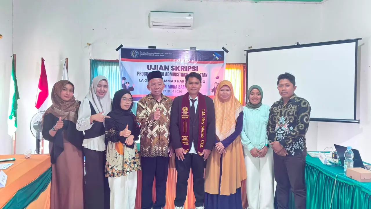 Foto Bersama Rektor ITBKM Muna Barat, Pimpinan Aisyiyah Muna Barat, Serta Pembimbinh dan Penguji